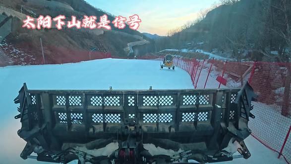 春节前的滑雪场,雪道补雪。❄️
#普瑞诺特 #天冰造雪机