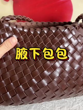谁懂啊!这只编织手提包,复古又时髦✨ 独特编织纹理,质感超绝,日常出街、约会拎它,氛围感直接拉满~容量也很能打,手机、化妆品轻松装下,实用又好看,妥妥穿搭加分项,喜欢别错过呀👇 #编织包包 #时尚女包 #复古风穿搭 #氛围感好物 #穿搭加分项
