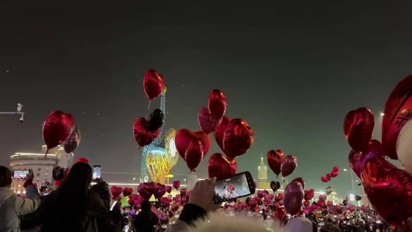 #跨年 #倒计时1天 #新年快乐 #天津 去年的世纪钟#气球