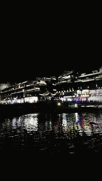 烟是魔 酒是佛 不烟不酒难成佛 烟养人酒养魂 烟酒齐倒夜销魂,烟酒不及情伤人,酒醉人醒夜销魂。没有清晨的粥,那就倒满深夜的酒,人生苦短帮我倒满!