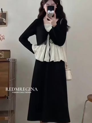 我嘞个逗,姐妹们都去穿这甜美减龄又超显瘦的两件套!上衣蕾丝拼接绑带设计,少女感满满;搭配高腰遮肉半身裙,巧妙隐藏小肚子,轻松塑造迷人曲线。无论是日常约会还是通勤上班,都能让你成为焦点,穿上它,你就是那个最甜美的女孩。#女生穿搭 #女装穿搭