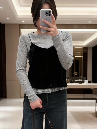 韩系温柔气质叠穿波点三件套 谁懂啊!这套叠穿对梨型身材也太友好了吧! 灰色波点打底衫+丝绒吊带,层次分明又显质感,搭配垂感十足的阔腿裤,慵懒随性还特显腿长! 随便一拍都是电影感大片~#梨形身材穿搭 #温柔风穿搭 #韩系穿搭 #叠穿搭配 #通勤穿搭