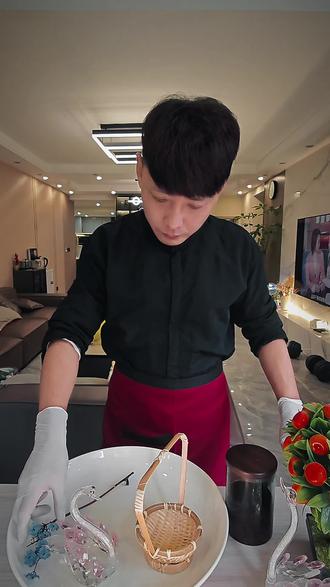 记得小时候去人民剧场看电影,门口主打麻辣干丝,麻辣榨菜,买一包进电影院,吃完那个手全是红油#真实生活分享计划 #贵阳美食 #追剧小零食 #为家乡美食打call #vlog十亿流量扶持计划