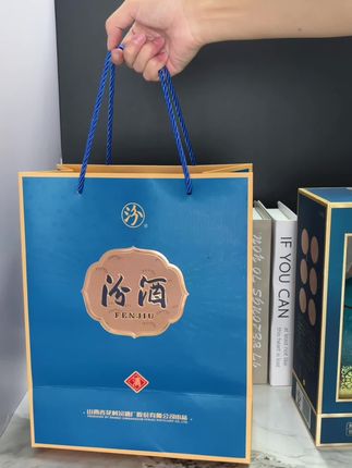 高端汾酒水晶龙 其设计融合传统与现代美学,瓶身以透明亚克力打造,如水晶般璀璨,双面浮雕中国龙栩栩如生,每一处细节都彰显尊贵。在酿造工艺上,它遵循汾酒“清蒸二次清”古法,精选晋中平原“一把抓高粱”,基酒用5年以上原酒,还融入20年以上陈酿老酒,经陶坛密封埋地老熟,酒体晶莹、清香纯正、绵甜爽净 。而且,汾酒水晶龙限量发行,附带独立编号收藏证书,极具收藏价值,不管是自饮还是送礼都很合适。 #白酒 #口粮酒 #纯粮食酒 #汾酒 #送礼佳品