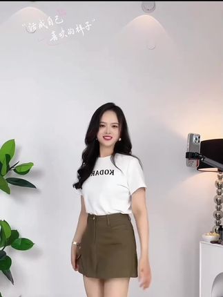 军绿色牛仔短裙女小个子2025早秋新款高腰显瘦a字不规则工装短裤#当代女性痛点 #我和老家的同学 #妻子的不忠 #女网友