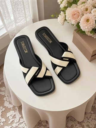 👡鞋柜这款凉拖太赞啦👡, ,姐妹们,发现一款超美的凉拖鞋呀!SHOEBOX鞋柜家的这款软皮交叉凉拖,真的绝绝子。, ,它是小香风设计,满满的高级感,黑色更是经典又百搭,外穿超显气质呢。软皮材质,上脚超舒服,走路不累脚哦。平底的款式,日常出门逛街、散步穿都很合适呀。这个夏天,有它搭配衣服,轻松打造时尚造型。喜欢的姐妹别犹豫啦,入手不亏哦,让咱美美的度过这个夏天呀💕。 #哎呦喂你鞋真好看 #软底软面穿上超舒服 #时尚美鞋 #强烈推荐 #夏季凉鞋