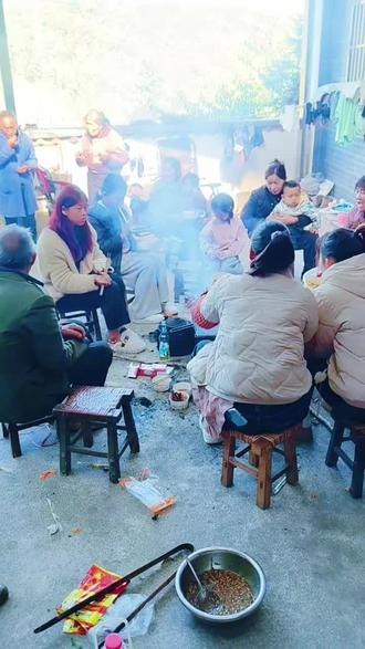 感谢邻居的帮忙!🙏🏻🙏🏻🙏🏻今年的杀猪饭完美收官!