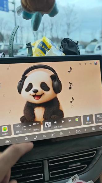 腾势D9的动态壁纸设置教程 腾势D9的动态壁纸设置教程,登录车机微信,保存需要的视频,在车里相册里点击视频,就能看到了,点开后有个设为壁纸的选项,设置好后就是动态壁纸了。#腾势D9 #腾势汽车 #比亚迪 #车机小技巧 #用车小知识