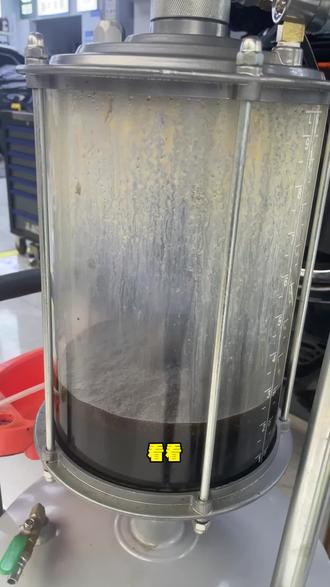 看看这发动机里面出来油泥#汽车保养与维修 #机油保养 #深度保养 #爱车养护 #汽车服务