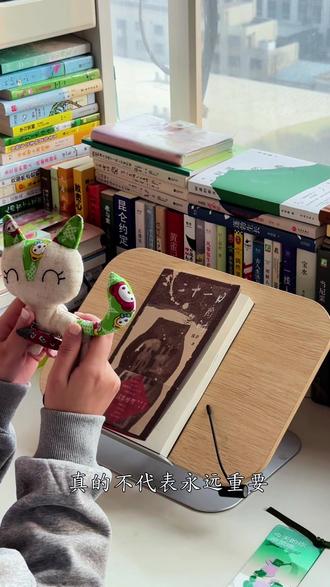 成年人的离散 人一旦不联系,就什么都不是了!成年人的关系,说到底是一种合作与交换。我们交换时间、交换情绪、交换价值。一旦停止交换,关系也就淡了。听起来很冷,但这是现实。不要高估你在别人心中的位置,也不要把别人在你心中的位置挂起。人都是会变的,现在重要,不代表永远重要。英文里有一句话: "Out of sight,out of mind”-眼不见,心不念。不是悲观,是多数人际关系的常态。但也别因为怕打扰就永远沉默。真正的打扰,是明明可以联系,却放任关系变淡。当然,也不是所有关系都值得拼命去维系。有些人,走散了就算了。时间会帮你筛选出哪些是值得留在生命里的人,哪些只是路过。最重要的,从来不是抓住所有人,而是珍惜那些愿意和你保持联系、互相主动的人。弘一法师曾言:对的人,兜兜转转还会相遇。错的人,晃晃悠悠终会走散。我们这一生,不需要刻意去遇见谁,也不需要勉强留住谁。毕竟,久不问候,便是告别。哪有什么来日方长,只有此时此刻。#生活与我 #读书 #好书分享 #人生感悟