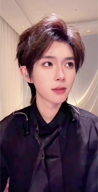 #何秋亊晚安吻 今日最新《晚安吻》合集~节目效果拉满的一个晚上!哥哥辛苦了,大号播完娱播又给咱们唱歌,小号简直耳机党听歌福音~超级幸福🥰@何秋亊 @何铮 #黑衬衫返场 #我的宝藏爱播#何秋亊