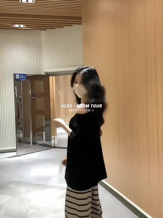 黑色v领上衣搭配条纹阔腿裤,上身韩系慵懒又惊人,气质妥妥又酷又撒的纸片人即视感。#慵懒风穿搭 #今日穿搭look #夏日穿搭 #孕期穿搭 #孕妈妈穿搭