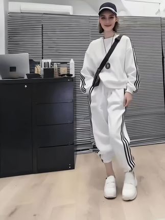 时尚漂亮运动套装#简约穿搭 #春秋穿搭 #酷女孩穿搭 #春秋新款 #休闲风 视频同款,点击下面小黄车下单