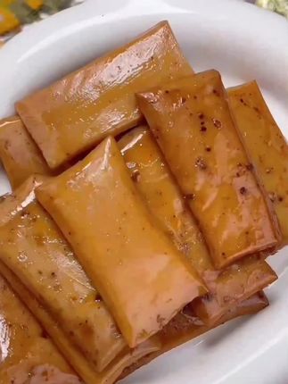 爱吃豆干的一定不要错过,这个价到手50包,辣的不辣的都有,QQ弹弹的超入味#手磨嫩豆干 #太好吃了#好吃到停不下来#休闲零食#超便宜超划算