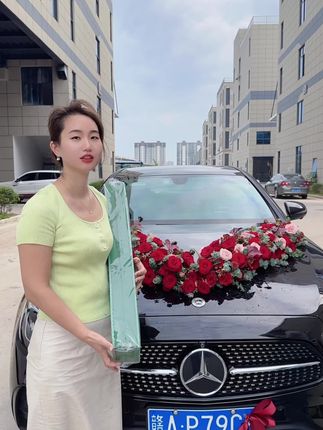 #结婚 #花艺 选最正的红配最稳的车,每一朵花的弧度都算过——要让这场奔赴,从起点就满是“余生笃定”的仪式感。#实拍 #花店 #花艺师日常