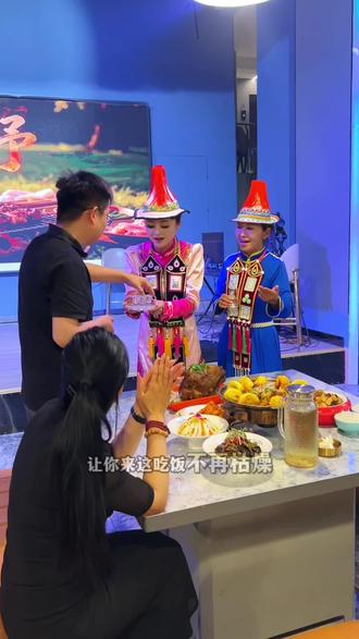 可以一边看表演的一边用餐的春野烧烤川湘菜 太适合年轻人聚会了!烧烤菜品新鲜 还有卤羊头!#烧烤 #裕固族 #张掖 #附近美食 #啤酒