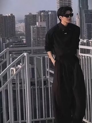 被女友押去逛设计师店时,我还在嘀咕:“衬衫套装不都千篇一律?”, ,结果穿上就脱不下来——宽松衬衣藏住我刚练歪的马甲线,长裤垂感绝了,走路都带风。结账时隔壁大哥凑过来:“小伙子这一身挺有样,给我儿子也整一套?”, ,现在出门女友都主动挽我胳膊,说我终于摆脱“程序员穿搭”。关键是春夏穿不闷,随便搭双鞋就很出片~#男装#套装