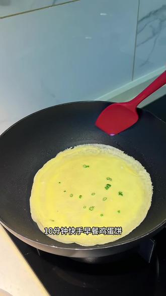 一家五口的早餐 烙个快手又好吃的鸡蛋饼 一勺面粉 2颗鸡蛋 3勺清水 10分钟搞定一盘#快手早餐 #我的厨房日记 #鸡蛋饼 #记录真实生活 #早餐吃什么