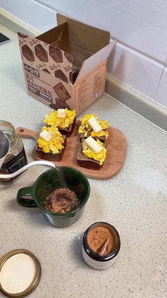 食物不是负担,是燃料。加满油,才能去更远的地方。mini碱水吐司配椰子油滑蛋,一杯拿铁。精神好、体重稳#抗炎饮食 #懒人美食 #鸡蛋的神仙吃法 #减脂人的一日三餐 #早餐