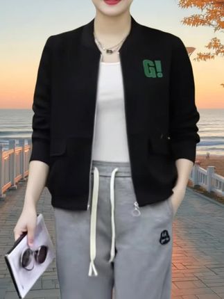 姐妹们,这件棒球服真的超级帅了,回头率超高!它是这种宽松版型的,不挑身材,胖瘦都能穿。而且面料舒服,穿上很有质感。这个季节穿刚刚好,天气暖和的时候可以把它敞开,当个小外套穿,天气冷的时候就可以把它扣起来,超级百搭又好看。无论你是多少岁都能驾驭#不挑年龄不挑身材#谁穿谁好看#秋季新款#遮肉显瘦