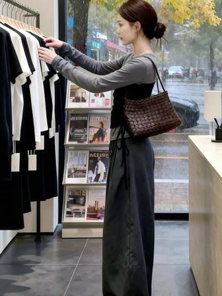 《秋雨时装店》  秋雨淅淅沥沥,林夏在自家时装店,对着模特身上的灰黑拼接上衣陷入沉思。她突然灵感迸发,架起画架,身旁的萨摩耶乖乖陪着,她一笔笔勾勒出新款裙装的轮廓。  画罢,她走到衣架前,认真整理黑白系服饰,每一件都倾注了她的设计巧思。忙完一阵,她坐在窗边的沙发上,望着雨幕中飘落的黄叶,手边的拿铁散发着暖意。从设计师到店主,她在这方寸空间里,用对时装的热爱,编织着属于自己的时尚梦,每一件衣服、每一幅设计稿,都是她与这个多雨秋日的温柔对话。#早秋穿搭三分钟出门不是梦#小个子秋冬穿搭#晒晒我的秋日穿搭#秋季日常实用穿搭思路分享#秋冬穿搭新鲜感在线@抖加🔥上热门🔥dou+🔥热点宝