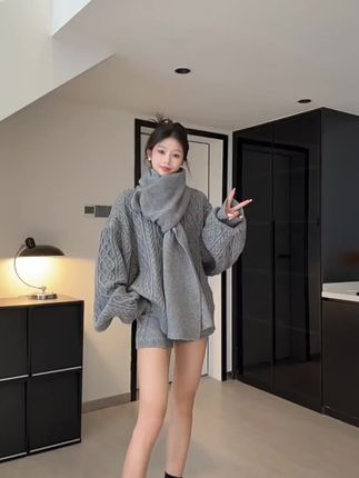 非常重工又很高级的一身毛衣三件套,连围巾都大大的,比我整个人都高!当披肩或者随便系在脖子上,可以get多种穿法。整件毛衣是非常慵懒的大阔版,拎在手里沉甸甸的,立体的麻花针织超有质感,密度高,弹力大,穿在身上保暖性也更强。袖子做了加宽,上半身有肉,完全不用担心谁穿谁好看。搭配短裤,上松下紧,始终能够保持既慵懒又不会很邋遢的轮廓感。它是高腰设计,做了翻边,单穿也会非常显腿长,而且整个平整度,上身特别服帖,前面一点不显三角区,活动起来也不用担心走光。一套高级洒脱又能穿出自己的个性,关键还带了运费险,姐妹们喜欢可以试试。#毛衣控 #时尚穿搭 #慵懒风穿搭 #今日分享