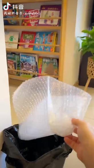 超可爱的《生气的小河豚》手工!捏一捏、粘一粘,让圆滚滚的气泡膜变身气鼓鼓的小河豚,既环保又有趣,快来试试吧