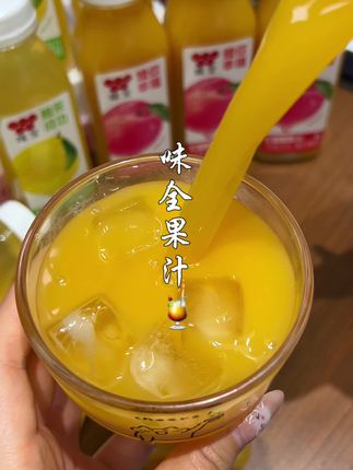 除非你对蟠桃过敏!!高低都得尝一尝这个味全新出的蟠桃汁,一口下去直接被惊艳了!比生啃桃子还过瘾,果味巨浓郁#味全 #果汁 #水果汁 #蟠桃 #好喝不贵