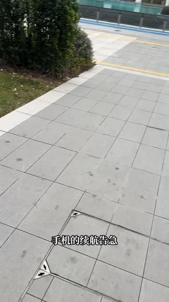 手机的续航告急,磁吸的充电宝一吸即充,带有全新的智能幻彩屏幕,可以根据手机的剩余电量,实时调整自己的充电功率,还可以通过手机,实时查看外地电池的百分比剩余电量,就这几毫米的厚度,正常出门一天的电量都够用了,新国标的3C认证,随身携带飞机高铁,怕手机没电,出门带着一款外接电池,电量就足够用了#外接电池 #磁吸充电宝 #手机数码 #数码科技 #iphone系列新品