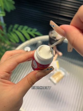 再厚的粉底都遮不住鼻子上的黑头白头,要学会定时清理,这个去黑头白头鼻头贴,稳准狠定时拿捏赶紧去试试吧!