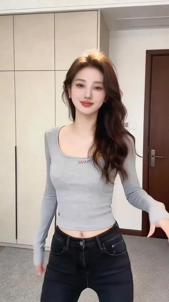 AI女装带货教程,让视频更丝滑,其他穿搭方法依次更新#AI穿搭 #AI教程 #豆包ai #豆包出大片有两把刷子