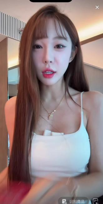 我不允许还有人没穿上!!!婷走哪就带哪的吊带。自带胸垫和衣架的哦#赵梓婷 #吊带 #舒服又百搭