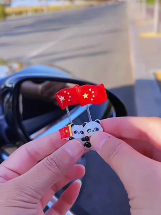 如果信仰有颜色,那一定是中国红!这个小红旗放在车里也太好看了吧!#我爱我的祖国 #五星红旗迎风飘扬 #车载摆件 #红旗#我爱我的祖国