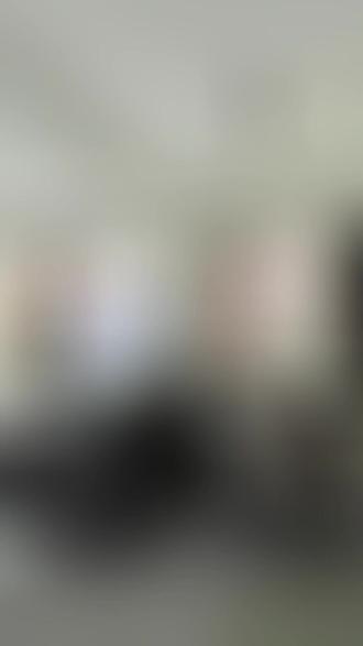 #设计案例分享 软装搭配逻辑你得知道,让家高级又耐看 丑房子真的丑得一模一样!为什么你家软装堆满柜子却透着廉价感?别急着砸墙!高级感的家,秘诀就在配色比例和材质平衡里!
学会这个【黄金配色法则】,告别土气!
定主色调: 选原木、胡桃木或米白这些高级色系打底。
运用色轮: 记住邻近色柔和耐看(如绿+蓝),对比色(如绿+红)要大胆玩转!
黄金比例是王道: 墙/地/天用浅色定基调;大件家具定主色;小摆件用亮色或呼应色点睛!切忌大面积灰色超过70%!
材质平衡是温度! 家里有太多冰冷金属/玻璃?多用布艺沙发、毛绒抱枕、木质茶几,用哑光质感营造温馨感!再点缀点绿植,家立刻“活”起来!
如果你也为软装搭配头疼,评论区说说你的痛点,我帮你拆解!我是设计师周工,一个懂设计,更懂居家生活的规划师。
#软装搭配 #家居作者扶持计划 #义乌私宅设计 #大平层装修