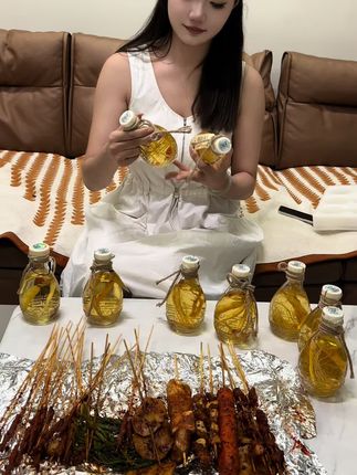 爱喝酒的一定要试试这个高品质的人参酒,一瓶半斤酒,每瓶都是3根参#高品质低价位 #纯粮酿造
