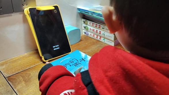 小爱因斯坦科普绘本《旅行的燕子》,这种科普绘本把燕子迁徙的科普,藏在有趣的小故事里,画面里燕子们互动的情节好生动,孩子看故事的同时就能了解燕子迁徙的习性!
小家伙最近迷上数数啦,看到数量多的东西就想数一下,这股认真学习劲太可爱啦!
看到骆驼脱口而出它的英语单词“camel”,英语思维也慢慢形成啦,坚持浸泡英语,进步真的肉眼可见!