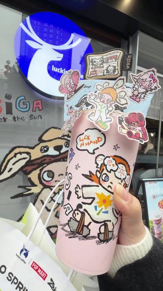 都快去喝瑞幸,可以得一个泡泡玛特联名款杯子 #瑞幸#瑞幸咖啡 #泡泡玛特