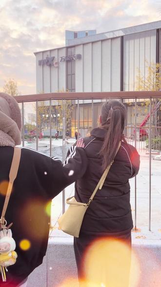 看什么呢?我也瞧瞧👀
苏州石路万象天地明牌传承金25号盛大开业啦
快来薅羊毛🦙#黄金 #苏州 #古法金手镯 #万象天地 @DOU+小助手 @抖音小助手