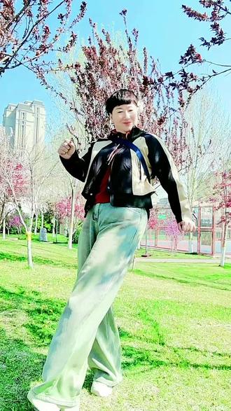 女人最好的状态是:
风吹哪页读哪页,
哪页难懂撕哪页