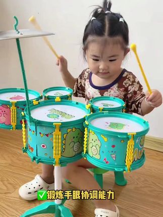 爸爸买的架子鼓,宝宝超喜欢,每天都要敲一会儿#架子鼓 锻炼孩子的动手能力以及手眼协调能力,从小培养宝宝的乐感#一起学打鼓#儿童玩具 #架子鼓玩具