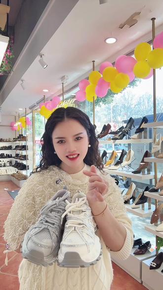 星期六鞋城·春款单鞋上新啦!温柔浅口、气质方头、舒适平底、通勤、约会,日常白搭,上脚显白显瘦,走路超舒服,春天的美,从一双好鞋开始,欢迎到店试穿#南阳#玉芬 #南阳星期六鞋城 #同城 #好店推荐 @抖音Dou+上热门 @抖音创作灵感