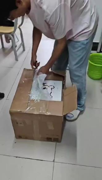 男朋友的开箱视频ε٩(๑> ₃ <)۶з