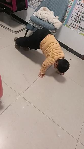 儿童版俯卧撑😂#日常生活