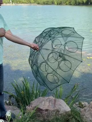 喜欢吃鱼虾的朋友可以准备一个这样的折叠鱼笼,只需要把里面放上香喷喷的饵料,往小河或者鱼塘里一丢,过个十来分钟再把它捞起来,里面满满的收获,吃一顿就赚到了。#捕鱼 #吃鱼 #捉鱼摸虾逮螃蟹 #逮鱼摸虾抓螃蟹 #捉鱼大法