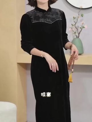 我今年都四十多了,我都穿这款金丝绒的连衣裙,它非常的显年轻,而且又很显瘦。