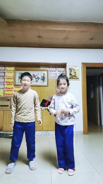 哥哥妹妹组合上线,舞步虽乱但欢乐加倍!🏠🕺 在家也能跳出快乐节奏,快来一起乱舞吧!#哥哥妹妹组合 #一起跳舞 🎶姊弟欢乐多!