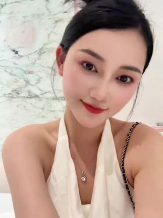 七夕还不知道给她什么礼物的兄弟们,灵动钟爱项链真的很合适,一颗象征爱情的莫桑钻,随着她每一次心跳轻轻晃动,以你为中心一直不停转,浪漫又好看又有爱意的礼物,她收到肯定贼感动!#七夕礼物 #项链 #项链控 #项链推荐 #美出高级感