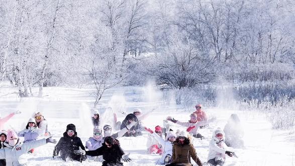 《雪地里的快乐小土豆》 - 直接点明快乐的主题。#乌兰布统玩雪#玩雪的快乐#旅游目的地 #南方小土豆玩雪 #雾凇美景