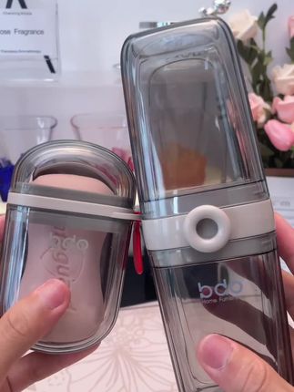 麻烦香皂盒 我每次出门都会带上这个肥皂收纳盒,用它装香皂真是太贴心了,它的密封性很好,不用担心肥皂会漏出来,而且里面带有小托盘可以沥水,这样就不用担心肥皂会被泡坏,小巧一个装在包包里面也不会占太多空间,如果你也经常出差旅行的话,一定要准备一个这样的肥皂收纳盒。#肥皂盒 #香皂盒 #密封香皂盒 #旅行套装 #旅行香皂盒