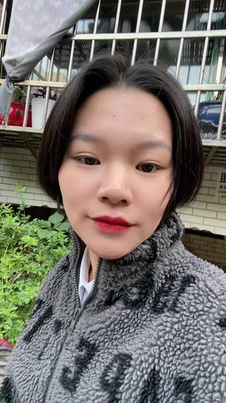 改名等待的过程中 昨天旁边的一个美女说,我的是一个男孩子名字,也想改,但是又觉得太麻烦,学历社保什么的,我心想我不怕,因为我不仅没有一个好的学历,五险一金也还没有买~所以我不怕,为了方便跑,我特意把户口迁到了湖南,希望快点通过,用新名字过新年~#感謝官大大推广作品谢谢 #原创视频 #真实还原 #改名字